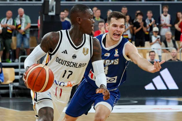 Dennis Schroeder (Germany) und Stefanos Tigkas (Cyprus) kaempfen um den Ball, FIBA World Cup European Qualifier, Germany v Cyprus, Brose Arena am 06. July 2026 in Bamberg, Deutschland. (Foto von Marco Steinbrenner DeFodi Images) Dennis Schroeder (Germany) und Stefanos Tigkas (Cyprus) battle for the ball, FIBA World Cup European Qualifier, Germany v Cyprus, Brose Arena, July 6, 2026 in Bamberg, Germany. (Photo by Marco Steinbrenner DeFodi Images) - *** Dennis Schroeder (Germany) and Stefanos Tigkas (Cyprus) battle for the ball, FIBA World Cup European Qualifier, Germany vs. Cyprus, Brose Arena on July 6, 2026, in Bamberg, Germany Photo by Marco Steinbrenner DeFodi Images Dennis Schroeder (Germany) and Stefanos Tigkas (Cyprus) battle for the ball, FIBA World Cup European Qualifier, Germany vs. Cyprus, Brose Arena, July 6, 2026, in Bamberg, Germany. Photo by Marco Steinbrenner, DeFodi Images