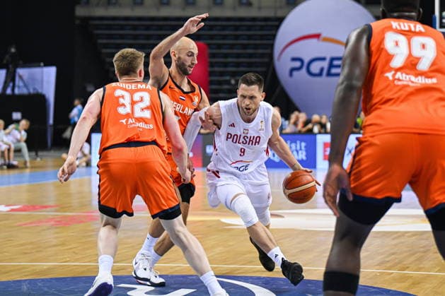 Krakow 06.07.2026. Basketball 2027 FIBA Basketball World Cup Qualifiers First Round: Poland vs. The Netherlands --- Koszykowka Eliminacje Mistrzostw Swiata FIBA 2027 - pierwsza runda: Polska - Holandia. Persons shown: Mateusz Ponitka Kjeld Zuidema Marijn Ververs Fot. Antoni Dec Arena Akcji NEWSPIX.PL --- newspix.pl 