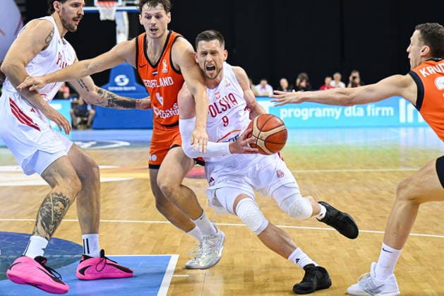 Krakow 06.07.2026. Basketball 2027 FIBA Basketball World Cup Qualifiers First Round: Poland vs. The Netherlands --- Koszykowka Eliminacje Mistrzostw Swiata FIBA 2027 - pierwsza runda: Polska - Holandia. Persons shown: Mateusz Ponitka Sander Hollanders Fot. Antoni Dec Arena Akcji NEWSPIX.PL --- newspix.pl 