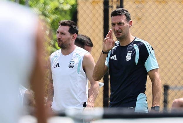 FIFA World Cup, WM, Weltmeisterschaft, Fussball 2026 - Argentina training session Argentina™s national soccer team head coach Lionel Scaloni (R) and player Lionel Messi attend a training session in Kennesaw, Georgia, USA, 06 July 2026. Argentina will face Egypt on 07 July in a FIFA World Cup 2026 round of 16 match. KENNESAW United States  Copyright: xRONALDxWITTEKx