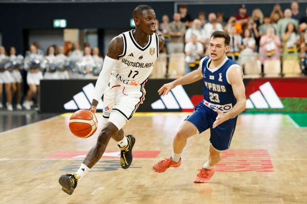v.l.n.r.: Dennis Schroder (Deutschland) und Stefanos Tigkas (Zypern) während des WM-Qualifikationsspiels am 6. Juli 2026 in Bamberg. during the World Cup qualification match on July 6, 2026 in Bamberg. *** From left to right: Dennis Schröder of Germany and Stefanos Tigkas of Cyprus during the World Cup qualifying match on July 6, 2026, in Bamberg Copyright: HMBxMedia xHeikoxBecker