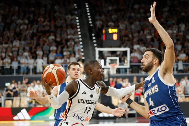 v.l.n.r.: Dennis Schroder (Deutschland) und Ioannis Pashialis (Zypern) während des WM-Qualifikationsspiels am 6. Juli 2026 in Bamberg. during the World Cup qualification match on July 6, 2026 in Bamberg. *** From left to right: Dennis Schroder of Germany and Ioannis Pashialis of Cyprus during the World Cup qualifying match on July 6, 2026, in Bamberg Copyright: HMBxMedia xHeikoxBecker