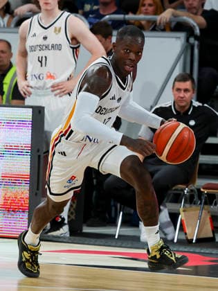 Dennis Schroeder (Germany) kontrolliert den Ball, FIBA World Cup European Qualifier, Germany v Cyprus, Brose Arena am 06. July 2026 in Bamberg, Deutschland. (Foto von Marco Steinbrenner DeFodi Images) Dennis Schroeder (Germany) controls the ball, FIBA World Cup European Qualifier, Germany v Cyprus, Brose Arena, July 6, 2026 in Bamberg, Germany. (Photo by Marco Steinbrenner DeFodi Images) - *** Dennis Schroeder of Germany controls the ball, FIBA World Cup European Qualifier, Germany vs. Cyprus, Brose Arena on July 6, 2026, in Bamberg, Germany. Photo by Marco Steinbrenner, DeFodi Images. Dennis Schroeder of Germany controls the ball, FIBA World Cup European Qualifier, Germany vs. Cyprus, Brose Arena, July 6, 2026, in Bamberg, Germany. Photo by Marco Steinbrenner, DeFodi Images