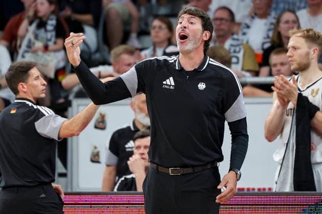 Bundestrainer Alex Mumbru (Germany) gestikuliert, FIBA World Cup European Qualifier, Germany v Cyprus, Brose Arena am 06. July 2026 in Bamberg, Deutschland. (Foto von Marco Steinbrenner DeFodi Images) Bundestrainer Alex Mumbru (Germany) gestures, FIBA World Cup European Qualifier, Germany v Cyprus, Brose Arena, July 6, 2026 in Bamberg, Germany. (Photo by Marco Steinbrenner DeFodi Images) - *** German national team coach Alex Mumbru gestures, FIBA World Cup European Qualifier, Germany vs. Cyprus, Brose Arena on July 6, 2026, in Bamberg, Germany. Photo by Marco Steinbrenner, DeFodi Images. German national team coach Alex Mumbru gestures, FIBA World Cup European Qualifier, Germany vs. Cyprus, Brose Arena, July 6, 2026, in Bamberg, Germany. Photo by Marco Steinbrenner, DeFodi Images
