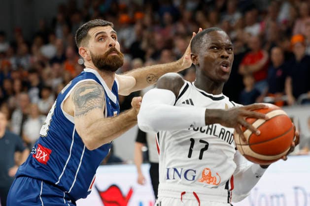 v.l.n.r.: Nikos Stylianou (Zypern) und Dennis Schroder (Deutschland) während des WM-Qualifikationsspiels am 6. Juli 2026 in Bamberg. during the World Cup qualification match on July 6, 2026 in Bamberg. *** From left to right: Nikos Stylianou of Cyprus and Dennis Schroder of Germany during the World Cup qualifying game on July 6, 2026, in Bamberg Copyright: HMBxMedia xHeikoxBecker