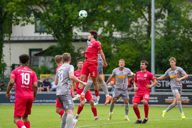 Fußball - Herren - Testspiel - Saison 2026 2027 - 06.07.2026 - FC Schwaig - SSV Jahn Regensburg Mathias Leiber von FC Spfr. Schwaig beim Kopfball Spielszene im Strafraum Oberding NGL Arena Bayern Deutschland *** Men s Soccer Friendly Match, 2026–2027 Season, June 7, 2026: FC Schwaig vs. SSV Jahn Regensburg; Mathias Leiber of FC Spfr Schwaig heads the ball during a play in the penalty area at Oberding NGL Arena, Bavaria, Germany