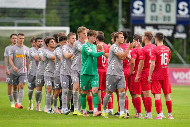 Fußball - Herren - Testspiel - Saison 2026 2027 - 06.07.2026 - FC Schwaig - SSV Jahn Regensburg Einlaufen spielbeginn Oberding NGL Arena Bayern Deutschland *** Men s Soccer Friendly Match, 2026–2027 Season, June 7, 2026: FC Schwaig vs. SSV Jahn Regensburg; Warm-up; Kickoff; Oberding; NGL Arena; Bavaria, Germany