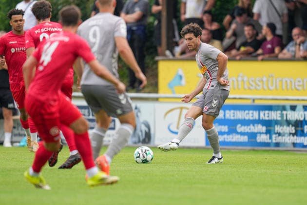 Fußball - Herren - Testspiel - Saison 2026 2027 - 06.07.2026 - FC Schwaig - SSV Jahn Regensburg Benedikt Bauer von SSV Jahn Regensburg spielt den Ball Oberding NGL Arena Bayern Deutschland *** Men s Soccer Friendly Match, 2026–2027 Season, June 7, 2026: FC Schwaig vs. SSV Jahn Regensburg; Benedikt Bauer of SSV Jahn Regensburg kicks the ball; Oberding, NGL Arena, Bavaria, Germany