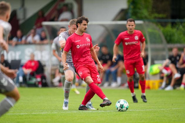Fußball - Herren - Testspiel - Saison 2026 2027 - 06.07.2026 - FC Schwaig - SSV Jahn Regensburg Campio Groß von FC Spfr. Schwaig spielt den Ball Oberding NGL Arena Bayern Deutschland *** Men s Soccer Friendly Match, 2026–2027 Season, June 7, 2026: FC Schwaig vs. SSV Jahn Regensburg; Campio Groß of FC Spfr Schwaig plays the ball at Oberding NGL Arena, Bavaria, Germany