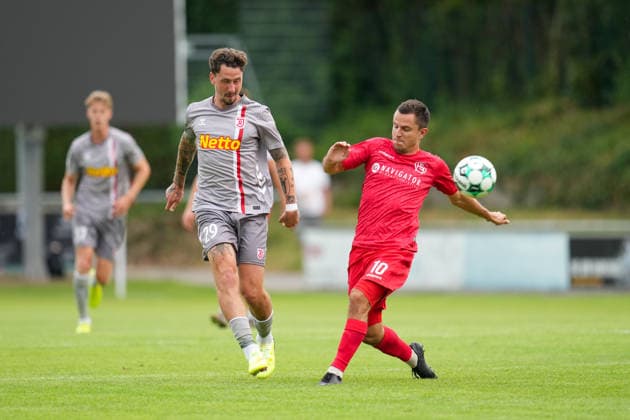 Fußball - Herren - Testspiel - Saison 2026 2027 - 06.07.2026 - FC Schwaig - SSV Jahn Regensburg Adrian Markus Fein von SSV Jahn Regensburg im Zweikampf mit Vincent Sommer (R) von FC Spfr. Schwaig Oberding NGL Arena Bayern Deutschland *** Men s Soccer Friendly Match, 2026–2027 Season, June 7, 2026: FC Schwaig vs. SSV Jahn Regensburg. Adrian Markus Fein of SSV Jahn Regensburg in a tackle with Vincent Sommer R of FC Spfr Schwaig Oberding, NGL Arena, Bavaria, Germany