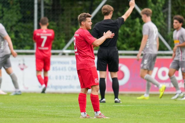 Fußball - Herren - Testspiel - Saison 2026 2027 - 06.07.2026 - FC Schwaig - SSV Jahn Regensburg Tim Schels von FC Spfr. Schwaig reagiert auf das Geschehen Oberding NGL Arena Bayern Deutschland *** Men s Soccer Friendly Match, 2026–2027 Season, June 7, 2026: FC Schwaig vs. SSV Jahn Regensburg; Tim Schels of FC Spfr Schwaig reacts to the action at the Oberding NGL Arena, Bavaria, Germany