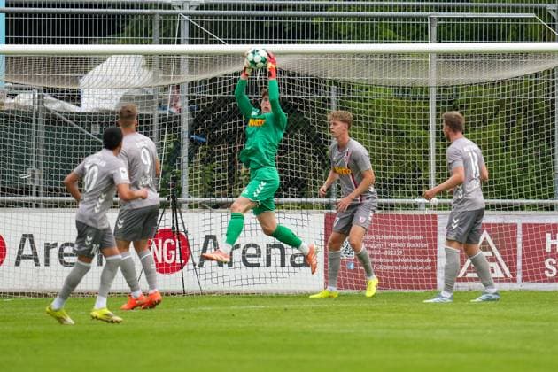 Fußball - Herren - Testspiel - Saison 2026 2027 - 06.07.2026 - FC Schwaig - SSV Jahn Regensburg Max Schmitt von SSV Jahn Regensburg bei einer Parade Oberding NGL Arena Bayern Deutschland *** Men s Soccer Friendly Match, 2026–2027 Season, June 7, 2026, FC Schwaig vs. SSV Jahn Regensburg; Max Schmitt of SSV Jahn Regensburg makes a save at the Oberding NGL Arena, Bavaria, Germany