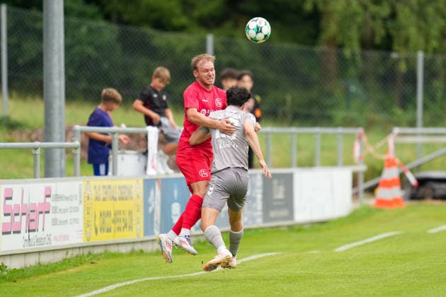 Fußball - Herren - Testspiel - Saison 2026 2027 - 06.07.2026 - FC Schwaig - SSV Jahn Regensburg Sebastian Gebhart (L) von FC Spfr. Schwaig im Zweikampf mit Nicolas Oliveira (R) von SSV Jahn Regensburg Oberding NGL Arena Bayern Deutschland *** Men s Soccer Friendly Match, 2026–2027 Season, June 7, 2026: FC Schwaig vs. SSV Jahn Regensburg; Sebastian Gebhart (L) of FC Spfr Schwaig in a tackle with Nicolas Oliveira (R) of SSV Jahn Regensburg; Oberding, NGL Arena, Bavaria, Germany