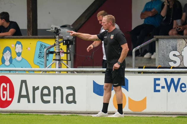 Fußball - Herren - Testspiel - Saison 2026 2027 - 06.07.2026 - FC Schwaig - SSV Jahn Regensburg Trainer Christian Donbeck von FC Spfr. Schwaig gibt Anweisungen Oberding NGL Arena Bayern Deutschland *** Men s Soccer Friendly Match, 2026–2027 Season, June 7, 2026: FC Schwaig vs. SSV Jahn Regensburg; Coach Christian Donbeck of FC Spfr Schwaig gives instructions; Oberding, NGL Arena, Bavaria, Germany