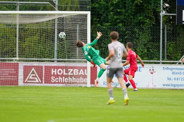 Fußball - Herren - Testspiel - Saison 2026 2027 - 06.07.2026 - FC Schwaig - SSV Jahn Regensburg FC Schwaig beim Torerfolg Felix Strauß von SSV Jahn Regensburg Eigentor Oberding NGL Arena Bayern Deutschland *** Men s Soccer Friendly Match, 2026–2027 Season, June 7, 2026: FC Schwaig vs. SSV Jahn Regensburg; Goal by FC Schwaig; Felix Strauß of SSV Jahn Regensburg; Own Goal; Oberding; NGL Arena; Bavaria, Germany