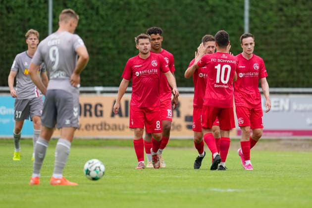 Fußball - Herren - Testspiel - Saison 2026 2027 - 06.07.2026 - FC Schwaig - SSV Jahn Regensburg FC Schwaig beim Torjubel Oberding NGL Arena Bayern Deutschland *** Men s Soccer Friendly Match, 2026–2027 Season, June 7, 2026: FC Schwaig vs. SSV Jahn Regensburg; FC Schwaig celebrating a goal at the Oberding NGL Arena, Bavaria, Germany