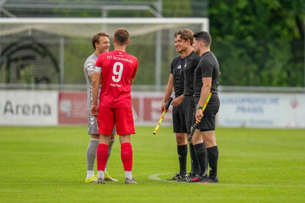 Fußball - Herren - Testspiel - Saison 2026 2027 - 06.07.2026 - FC Schwaig - SSV Jahn Regensburg Felix Strauß (L) von SSV Jahn Regensburg im Gespräch mit Raffael Ascher von FC Spfr. Schwaig Schiedsrichter Julian Perl Oberding NGL Arena Bayern Deutschland *** Men s Soccer Friendly Match, 2026–2027 Season, June 7, 2026: FC Schwaig vs. SSV Jahn Regensburg; Felix Strauß (L) of SSV Jahn Regensburg in conversation with Raffael Ascher of FC Spfr Schwaig; Referee: Julian Perl; Oberding NGL Arena, Bavaria Germany