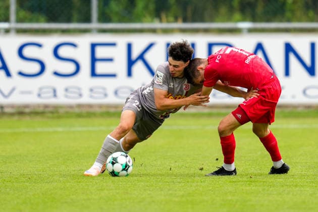 Fußball - Herren - Testspiel - Saison 2026 2027 - 06.07.2026 - FC Schwaig - SSV Jahn Regensburg Nicolas Oliveira (L) von SSV Jahn Regensburg im Zweikampf mit Robert Rohrhirsch (R) von FC Spfr. Schwaig Oberding NGL Arena Bayern Deutschland *** Men s Soccer Friendly Match, 2026–2027 Season, June 7, 2026: FC Schwaig vs. SSV Jahn Regensburg; Nicolas Oliveira (L) of SSV Jahn Regensburg in a tackle with Robert Rohrhirsch (R) of FC Spfr Schwaig; Oberding, NGL Arena, Bavaria, Germany