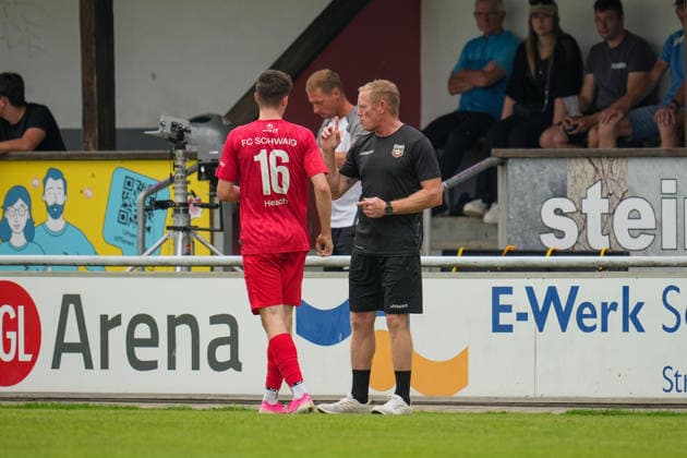 Fußball - Herren - Testspiel - Saison 2026 2027 - 06.07.2026 - FC Schwaig - SSV Jahn Regensburg Trainer Christian Donbeck von FC Spfr. Schwaig im Gespräch mit Linus Hesch von FC Spfr. Schwaig Oberding NGL Arena Bayern Deutschland *** Men s Soccer Friendly Match, 2026–2027 Season, June 7, 2026: FC Schwaig vs. SSV Jahn Regensburg; Coach Christian Donbeck of FC Spfr Schwaig in conversation with Linus Hesch of FC Spfr Schwaig; Oberding, NGL Arena, Bavaria, Germany
