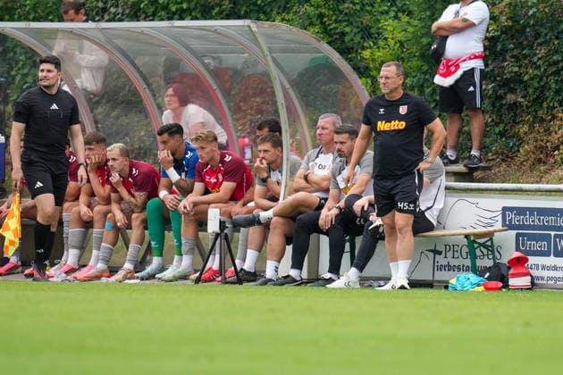 Fußball - Herren - Testspiel - Saison 2026 2027 - 06.07.2026 - FC Schwaig - SSV Jahn Regensburg Ersatzbank SSV Jahn Regensburg Trainer Sascha Hildmann von SSV Jahn Regensburg Oberding NGL Arena Bayern Deutschland *** Men s Soccer Friendly Match, 2026–2027 Season, June 7, 2026: FC Schwaig vs. SSV Jahn Regensburg; SSV Jahn Regensburg Bench; SSV Jahn Regensburg Coach Sascha Hildmann; Oberding, NGL Arena, Bavaria, Germany