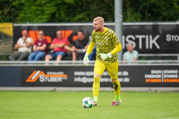 Fußball - Herren - Testspiel - Saison 2026 2027 - 06.07.2026 - FC Schwaig - SSV Jahn Regensburg Felix Thiel von FC Spfr. Schwaig am Ball Oberding NGL Arena Bayern Deutschland *** Men s Soccer Friendly Match, 2026–2027 Season, June 7, 2026: FC Schwaig vs. SSV Jahn Regensburg; Felix Thiel of FC Spfr Schwaig in possession of the ball at Oberding NGL Arena, Bavaria, Germany