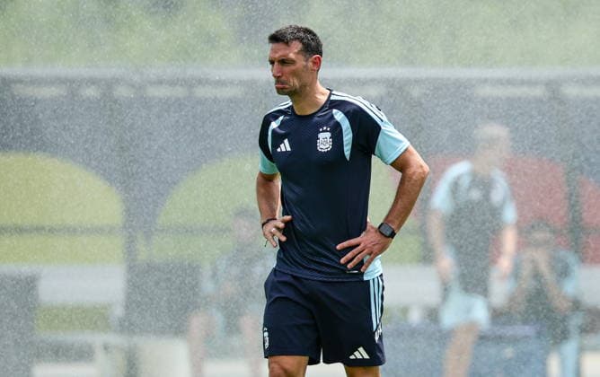 FIFA World Cup, WM, Weltmeisterschaft, Fussball 2026 - Argentina training session Argentina™s national soccer team head coach Lionel Scaloni attends a training session in Kennesaw, Georgia, USA, 06 July 2026. Argentina will face Egypt on 07 July in a FIFA World Cup 2026 round of 16 match. KENNESAW United States  Copyright: xRONALDxWITTEKx