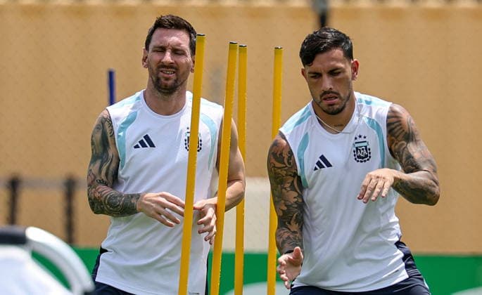 FIFA World Cup, WM, Weltmeisterschaft, Fussball 2026 - Argentina training session Argentina™s national soccer team player Lionel Messi (L) attends a training session in Kennesaw, Georgia, USA, 06 July 2026. Argentina will face Egypt on 07 July in a FIFA World Cup 2026 round of 16 match. KENNESAW United States  Copyright: xRONALDxWITTEKx