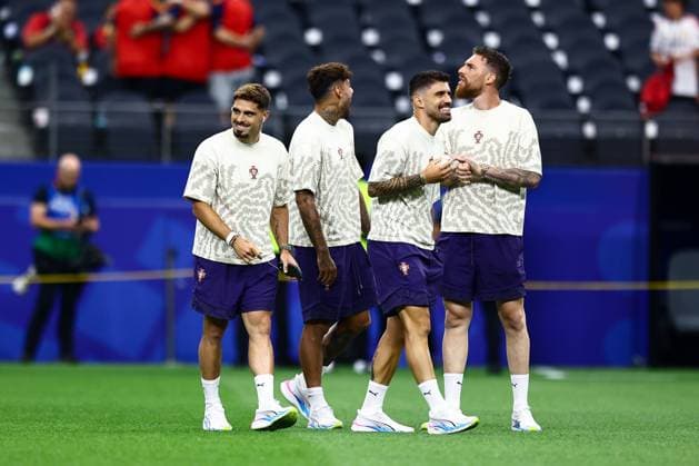 Portugal players inspect the pitch prior to kick off Portugal v Spain 2026 FIFA World Cup, WM, Weltmeisterschaft, Fussball Round of 16, Football, Dallas Stadium, Arlington, Texas, USA - 06 Jul 2026Arlington Dallas Stadium Texas (TX) United States of America  Copyright: xMichaelxZemanek Shutterstockx 16980007b