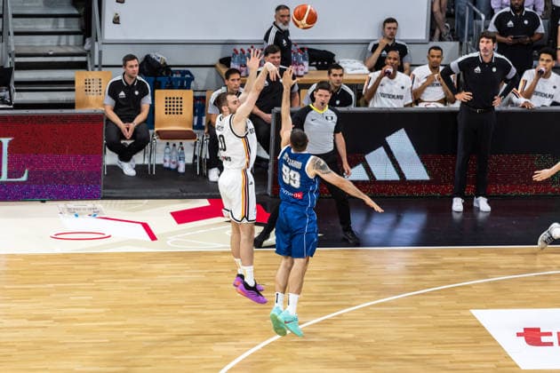 GER, FIBA Basketball World Cup 2027, European Qualifiers, Deutschland-Zypern. 06.07.2026, Brose Arena, Bamberg, GER, FIBA Basketball World Cup 2027, European Qualifiers, Deutschland-Zypern. Malte Delow (Deutschland, No20), Nikos Stylianou (Zypern, No99) Â Foto: Alexander Trienitz Bamberg Brose Arena Bayern Deutschland *** GER, 2027 FIBA Basketball World Cup, European Qualifiers, Germany vs. Cyprus, July 6, 2026, Brose Arena, Bamberg, GER, FIBA Basketball World Cup 2027, European Qualifiers, Germany vs. Cyprus, Malte Delow (Germany, No. 20), Nikos Stylianou (Cyprus, No. 99). Photo by Alexander Trienitz, Bamberg, Brose Arena, Bavaria, Germany