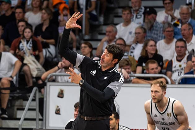 GER, FIBA Basketball World Cup 2027, European Qualifiers, Deutschland-Zypern. 06.07.2026, Brose Arena, Bamberg, GER, FIBA Basketball World Cup 2027, European Qualifiers, Deutschland-Zypern. Ãlex Mumbru (Trainer, Deutschland) gibt Handzeichen Â Foto: Alexander Trienitz Bamberg Brose Arena Bayern Deutschland *** GER, 2027 FIBA Basketball World Cup, European Qualifiers, Germany vs. Cyprus, July 6, 2026, Brose Arena, Bamberg, GER, FIBA Basketball World Cup 2027, European Qualifiers, Germany vs. Cyprus – Álex Mumbru, Coach; Germany gives hand signals – Photo by Alexander Trienitz, Bamberg, Brose Arena, Bavaria, Germany