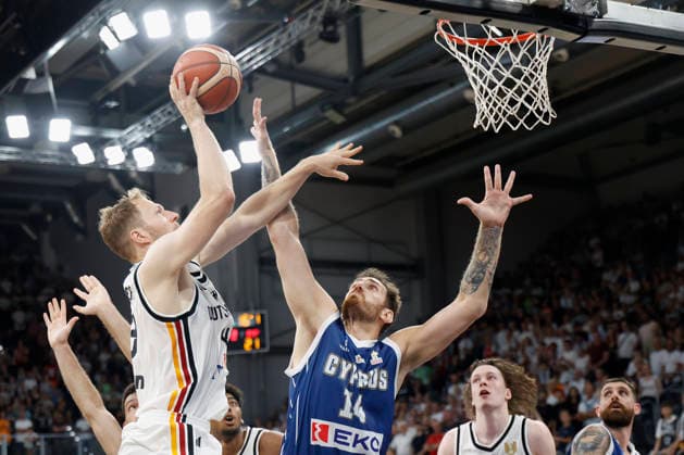 v.l.n.r.: Christian Sengfelder (Deutschland) und Filippos Tigkas (Zypern) während des WM-Qualifikationsspiels am 6. Juli 2026 in Bamberg. during the World Cup qualification match on July 6, 2026 in Bamberg. *** From left to right: Christian Sengfelder of Germany and Filippos Tigkas of Cyprus during the World Cup qualifying match on July 6, 2026, in Bamberg Copyright: HMBxMedia xHeikoxBecker