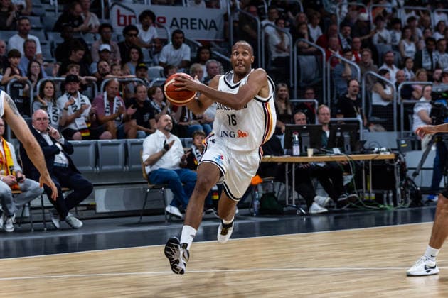 GER, FIBA Basketball World Cup 2027, European Qualifiers, Deutschland-Zypern. 06.07.2026, Brose Arena, Bamberg, GER, FIBA Basketball World Cup 2027, European Qualifiers, Deutschland-Zypern. Louis Olinde (Deutschland, No16) Â Foto: Alexander Trienitz Bamberg Brose Arena Bayern Deutschland *** GER, FIBA Basketball World Cup 2027, European Qualifiers, Germany vs. Cyprus, July 6, 2026, Brose Arena, Bamberg, GER, FIBA Basketball World Cup 2027, European Qualifiers, Germany vs. Cyprus, Louis Olinde (Germany), No. 16. Photo by Alexander Trienitz, Bamberg, Brose Arena, Bavaria, Germany