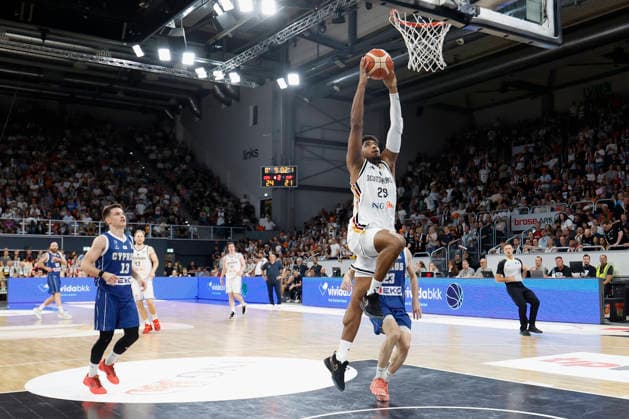 v.l.n.r.: Kostja Mushidi (Deutschland) mit einem Dunk während des WM-Qualifikationsspiels am 6. Juli 2026 in Bamberg. during the World Cup qualification match on July 6, 2026 in Bamberg. *** From left to right: Kostja Mushidi of Germany makes a dunk during the World Cup qualifying game on July 6, 2026, in Bamberg Copyright: HMBxMedia xHeikoxBecker