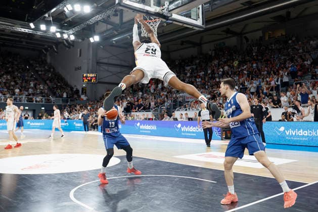 v.l.n.r.: Kostja Mushidi (Deutschland) mit einem Dunk während des WM-Qualifikationsspiels am 6. Juli 2026 in Bamberg. during the World Cup qualification match on July 6, 2026 in Bamberg. *** From left to right: Kostja Mushidi of Germany makes a dunk during the World Cup qualifying game on July 6, 2026, in Bamberg Copyright: HMBxMedia xHeikoxBecker