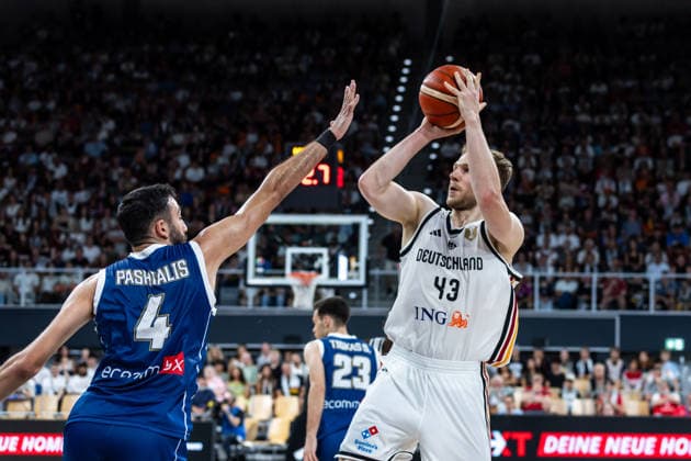 GER, FIBA Basketball World Cup 2027, European Qualifiers, Deutschland-Zypern. 06.07.2026, Brose Arena, Bamberg, GER, FIBA Basketball World Cup 2027, European Qualifiers, Deutschland-Zypern. Christian Sengfelder (Deutschland, No43), Ioannis Pashialis (Zypern, No4) Â Foto: Alexander Trienitz Bamberg Brose Arena Bayern Deutschland *** GER, 2027 FIBA Basketball World Cup, European Qualifiers, Germany vs. Cyprus, July 6, 2026, Brose Arena, Bamberg, GER, FIBA Basketball World Cup 2027, European Qualifiers, Germany vs. Cyprus, Christian Sengfelder (Germany, No. 43), Ioannis Pashialis (Cyprus, No. 4). Photo by Alexander Trienitz, Bamberg, Brose Arena, Bavaria, Germany