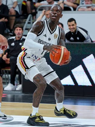 Dennis Schroeder (Germany) kontrolliert den Ball, FIBA World Cup European Qualifier, Germany v Cyprus, Brose Arena am 06. July 2026 in Bamberg, Deutschland. (Foto von Marco Steinbrenner DeFodi Images) Dennis Schroeder (Germany) controls the ball, FIBA World Cup European Qualifier, Germany v Cyprus, Brose Arena, July 6, 2026 in Bamberg, Germany. (Photo by Marco Steinbrenner DeFodi Images) - *** Dennis Schroeder of Germany controls the ball, FIBA World Cup European Qualifier, Germany vs. Cyprus, Brose Arena on July 6, 2026, in Bamberg, Germany. Photo by Marco Steinbrenner, DeFodi Images. Dennis Schroeder of Germany controls the ball, FIBA World Cup European Qualifier, Germany vs. Cyprus, Brose Arena, July 6, 2026, in Bamberg, Germany. Photo by Marco Steinbrenner, DeFodi Images