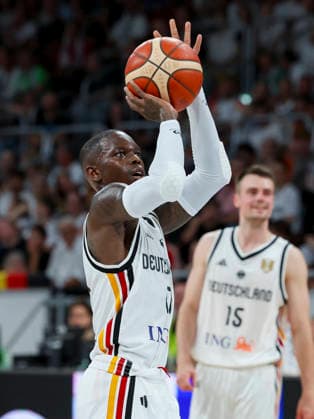 Dennis Schroeder (Germany) kontrolliert den Ball, FIBA World Cup European Qualifier, Germany v Cyprus, Brose Arena am 06. July 2026 in Bamberg, Deutschland. (Foto von Marco Steinbrenner DeFodi Images) Dennis Schroeder (Germany) controls the ball, FIBA World Cup European Qualifier, Germany v Cyprus, Brose Arena, July 6, 2026 in Bamberg, Germany. (Photo by Marco Steinbrenner DeFodi Images) - *** Dennis Schroeder of Germany controls the ball, FIBA World Cup European Qualifier, Germany vs. Cyprus, Brose Arena on July 6, 2026, in Bamberg, Germany. Photo by Marco Steinbrenner, DeFodi Images. Dennis Schroeder of Germany controls the ball, FIBA World Cup European Qualifier, Germany vs. Cyprus, Brose Arena, July 6, 2026, in Bamberg, Germany. Photo by Marco Steinbrenner, DeFodi Images