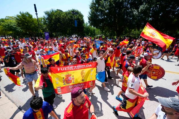 FIFA World Cup, WM, Weltmeisterschaft, Fussball 2026 - Round of 16 - Portugal vs Spain Supporters of Spain cheer as they make their way to the stadium ahead of the FIFA World Cup 2026 Round of 16 match Portugal against Spain, in Dallas, USA, 06 July 2026. DALLAS TX United States  Copyright: xJEFFREYxMCWHORTERx