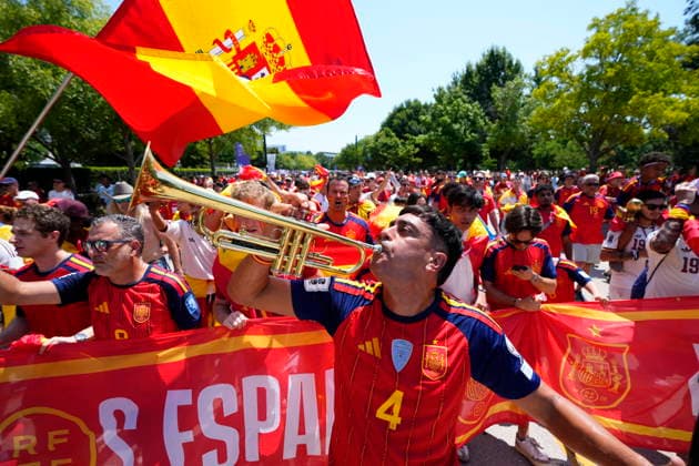 FIFA World Cup, WM, Weltmeisterschaft, Fussball 2026 - Round of 16 - Portugal vs Spain Supporters of Spain cheer as they make their way to the stadium ahead of the FIFA World Cup 2026 Round of 16 match Portugal against Spain, in Dallas, USA, 06 July 2026. DALLAS TX United States  Copyright: xJEFFREYxMCWHORTERx