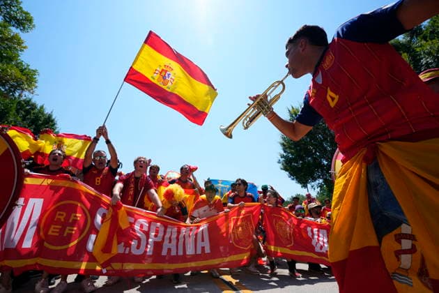 FIFA World Cup, WM, Weltmeisterschaft, Fussball 2026 - Round of 16 - Portugal vs Spain Supporters of Spain cheer as they make their way to the stadium ahead of the FIFA World Cup 2026 Round of 16 match Portugal against Spain, in Dallas, USA, 06 July 2026. DALLAS TX United States  Copyright: xJEFFREYxMCWHORTERx