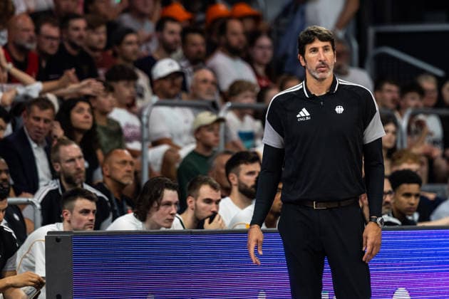 GER, FIBA Basketball World Cup 2027, European Qualifiers, Deutschland-Zypern. 06.07.2026, Brose Arena, Bamberg, GER, FIBA Basketball World Cup 2027, European Qualifiers, Deutschland-Zypern. Ãlex Mumbru (Trainer, Deutschland) Einzelaktion Aktion Â Foto: Alexander Trienitz Bamberg Brose Arena Bayern Deutschland *** GER, 2027 FIBA Basketball World Cup, European Qualifiers, Germany vs. Cyprus, July 6, 2026, Brose Arena, Bamberg, GER, FIBA Basketball World Cup 2027, European Qualifiers, Germany vs. Cyprus, Álex Mumbru (Coach), Germany, Individual Play, Action Shot, Photo by Alexander Trienitz, Bamberg, Brose Arena, Bavaria, Germany