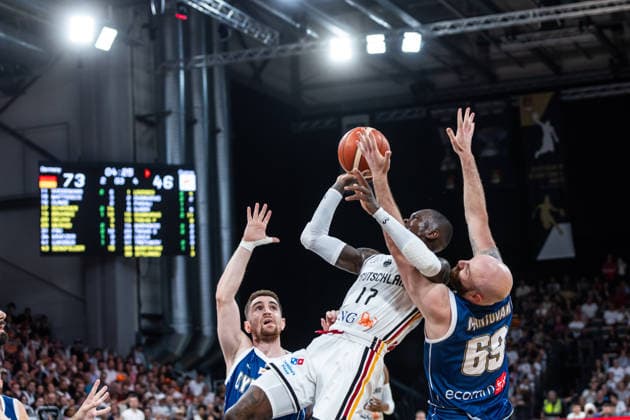 GER, FIBA Basketball World Cup 2027, European Qualifiers, Deutschland-Zypern. 06.07.2026, Brose Arena, Bamberg, GER, FIBA Basketball World Cup 2027, European Qualifiers, Deutschland-Zypern. Dennis Schröder (Deutschland, No17) im Zweikampf gegen Roberto Mantovani (Zypern, No69) Â Foto: Alexander Trienitz Bamberg Brose Arena Bayern Deutschland *** GER, FIBA Basketball World Cup 2027, European Qualifiers, Germany vs. Cyprus, July 6, 2026, Brose Arena, Bamberg, GER, FIBA Basketball World Cup 2027, European Qualifiers, Germany vs. Cyprus: Dennis Schröder (Germany, No. 17) in a one-on-one matchup against Roberto Mantovani (Cyprus, No. 69). Photo by Alexander Trienitz, Bamberg, Brose Arena, Bavaria, Germany
