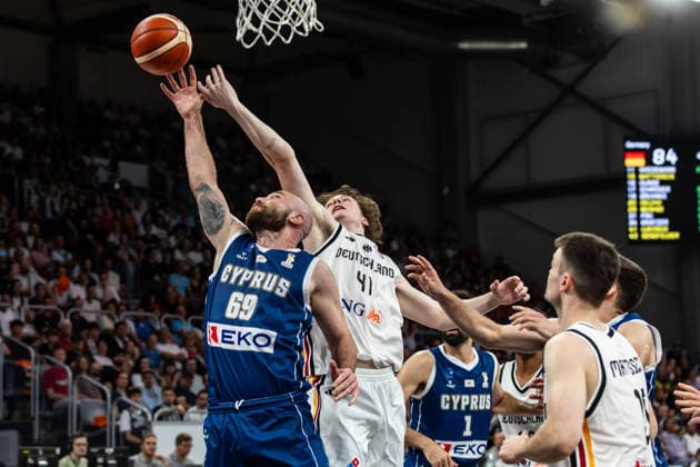 GER, FIBA Basketball World Cup 2027, European Qualifiers, Deutschland-Zypern. 06.07.2026, Brose Arena, Bamberg, GER, FIBA Basketball World Cup 2027, European Qualifiers, Deutschland-Zypern. Simonas Lukosius (Deutschland, No41) im Zweikampf gegen Roberto Mantovani (Zypern, No69) Â Foto: Alexander Trienitz Bamberg Brose Arena Bayern Deutschland *** GER, 2027 FIBA Basketball World Cup, European Qualifiers, Germany vs. Cyprus, July 6, 2026, Brose Arena, Bamberg, GER, FIBA Basketball World Cup 2027, European Qualifiers, Germany vs. Cyprus: Simonas Lukosius (Germany, No. 41) in a one-on-one battle against Roberto Mantovani (Cyprus, No. 69). Photo by Alexander Trienitz, Bamberg, Brose Arena, Bavaria, Germany