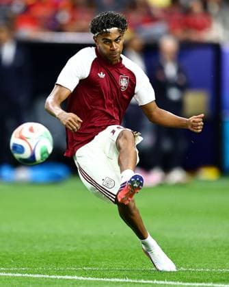 Lamine Yamal of Spain warms up Portugal v Spain 2026 FIFA World Cup, WM, Weltmeisterschaft, Fussball Round of 16, Football, Dallas Stadium, Arlington, Texas, USA - 06 Jul 2026Arlington Dallas Stadium Texas (TX) United States of America  Copyright: xMichaelxZemanek Shutterstockx 16980007f