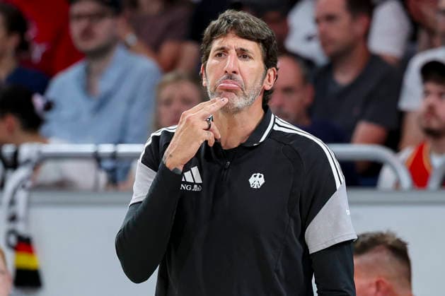 Bundestrainer Alex Mumbru (Germany) gestikuliert, FIBA World Cup European Qualifier, Germany v Cyprus, Brose Arena am 06. July 2026 in Bamberg, Deutschland. (Foto von Marco Steinbrenner DeFodi Images) Bundestrainer Alex Mumbru (Germany) gestures, FIBA World Cup European Qualifier, Germany v Cyprus, Brose Arena, July 6, 2026 in Bamberg, Germany. (Photo by Marco Steinbrenner DeFodi Images) - *** German national team coach Alex Mumbru gestures, FIBA World Cup European Qualifier, Germany vs. Cyprus, Brose Arena on July 6, 2026, in Bamberg, Germany. Photo by Marco Steinbrenner, DeFodi Images. German national team coach Alex Mumbru gestures, FIBA World Cup European Qualifier, Germany vs. Cyprus, Brose Arena, July 6, 2026, in Bamberg, Germany. Photo by Marco Steinbrenner, DeFodi Images
