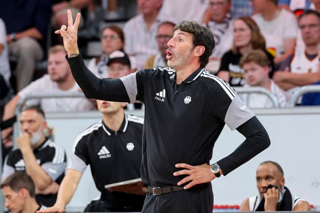 Bundestrainer Alex Mumbru (Germany) gestikuliert, FIBA World Cup European Qualifier, Germany v Cyprus, Brose Arena am 06. July 2026 in Bamberg, Deutschland. (Foto von Marco Steinbrenner DeFodi Images) Bundestrainer Alex Mumbru (Germany) gestures, FIBA World Cup European Qualifier, Germany v Cyprus, Brose Arena, July 6, 2026 in Bamberg, Germany. (Photo by Marco Steinbrenner DeFodi Images) - *** German national team coach Alex Mumbru gestures, FIBA World Cup European Qualifier, Germany vs. Cyprus, Brose Arena on July 6, 2026, in Bamberg, Germany. Photo by Marco Steinbrenner, DeFodi Images. German national team coach Alex Mumbru gestures, FIBA World Cup European Qualifier, Germany vs. Cyprus, Brose Arena, July 6, 2026, in Bamberg, Germany. Photo by Marco Steinbrenner, DeFodi Images
