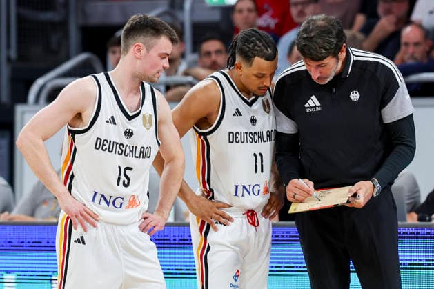 Jonas Mattisseck (Germany), Nelson Weidemann (Germany) und Bundestrainer Alex Mumbru (Germany) unterhalten sich, FIBA World Cup European Qualifier, Germany v Cyprus, Brose Arena am 06. July 2026 in Bamberg, Deutschland. (Foto von Marco Steinbrenner DeFodi Images) Jonas Mattisseck (Germany), Nelson Weidemann (Germany) und Bundestrainer Alex Mumbru (Germany) talk together, FIBA World Cup European Qualifier, Germany v Cyprus, Brose Arena, July 6, 2026 in Bamberg, Germany. (Photo by Marco Steinbrenner DeFodi Images) - *** Jonas Mattisseck (Germany), Nelson Weidemann (Germany), and national team coach Alex Mumbru (Germany) are talking, FIBA World Cup European Qualifier, Germany vs. Cyprus, Brose Arena on July 6, 2026, in Bamberg, Germany. Photo by Marco Steinbrenner, DeFodi Images. Jonas Mattisseck (Germany), Nelson Weidemann (Germany) and national team coach Alex Mumbru (Germany) talk together, FIBA World Cup European Qualifier, Germany vs. Cyprus, Brose Arena, July 6, 2026, in Bamberg, Germany. Photo by Marco Steinbrenner, DeFodi Images