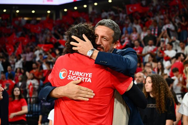 Turkiye v Switzerland - 2027 World Cup European Qualifiers ISTANBUL, TURKIYE - JULY 6: Turkish Basketball Federation President Hidayet Turkoglu (R) congratulates Turkiye s Cedi Osman after the first round of the 2027 World Cup European Qualifiers Group C basketball match between Turkiye and Switzerland at Sinan Erdem Dome in Istanbul, Turkiye, on July 6, 2026. Elif Ozturk Anadolu Istanbul Turkey. Editorial use only. Please get in touch for any other usage.  Copyright: x2026xAnadoluxElifxOzturkx