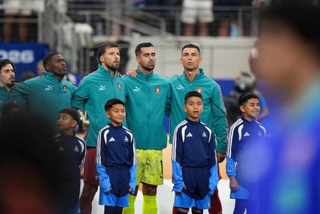 Cristiano Ronaldo of Portugal and team mates during the national Anthem Portugal v Spain 2026 FIFA World Cup, WM, Weltmeisterschaft, Fussball Round of 16, Football, Dallas Stadium, Arlington, Texas, USA - 06 Jul 2026Arlington Dallas Stadium Texas (TX) United States of America  Copyright: xIsmaelxAdnan Shutterstockx 16980005y