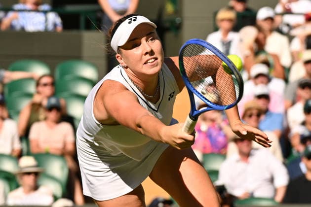 Wimbledon Tennis Championships 2026 - Day 8 LONDON, UNITED KINGDOM - JULY 6: Linda Noskova of the Czech Republic plays in the Women s singles quarter-finals round match against Madison Keys (not seen) of the United States during day 8 of The Wimbledon Tennis Championships at All England Lawn Tennis and Croquet Club on July 06, 2026 in London, United Kingdom. Ray Tang Anadolu London United Kingdom. Editorial use only. Please get in touch for any other usage.  Copyright: x2026xAnadoluxRayxTangx